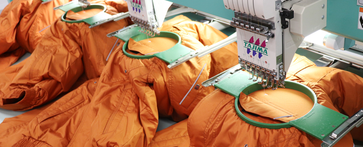 防寒服に刺繍する様子