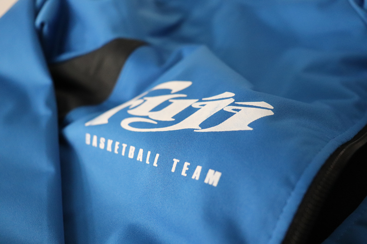 シルクプリント加工された防寒着