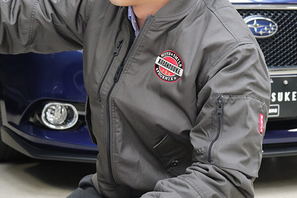 防寒ジャンパーに刺繍でオリジナルロゴマークを入れた事例