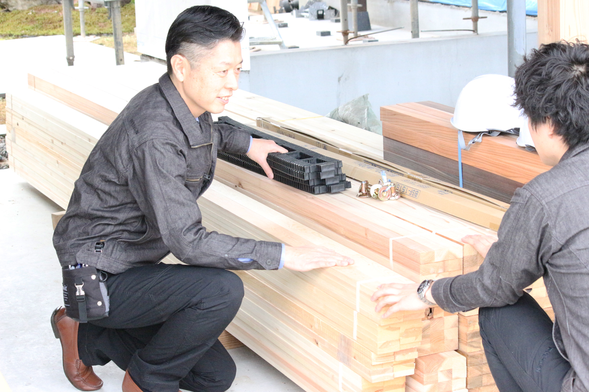 永森建設様 デニム作業服 着用の様子