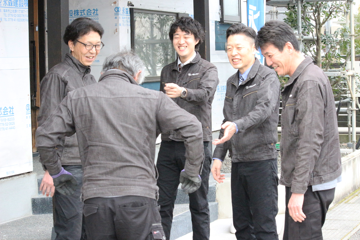 永森建設様 デニム作業服 着用の様子