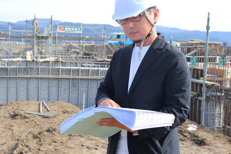 1級建築士が愛用するスーツ型作業着。その相性を徹底取材しました 
