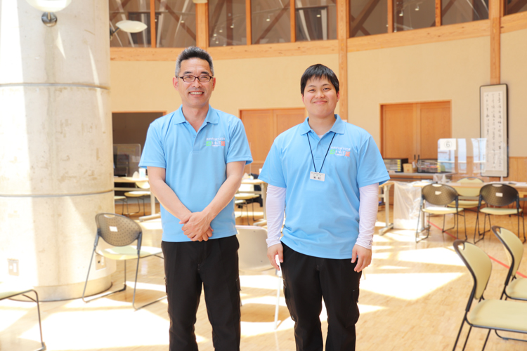 周年記念にユニフォームを新しくしたお客様　インタビューの様子