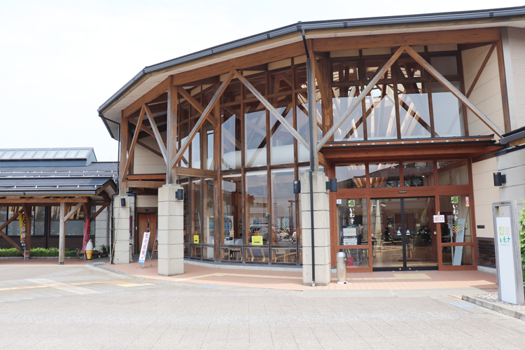 周年記念にユニフォームを新しくしたお客様　いねす建物外観