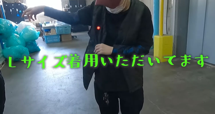 女性スタッフの方にLサイズを着用していただきました