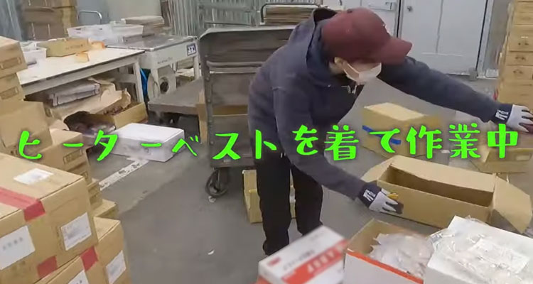 パーカーの中にヒーターベストを着用して作業中