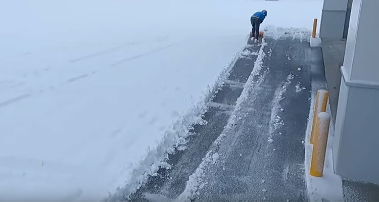 防水防寒着を検証しつつ雪かきを続ける野坂