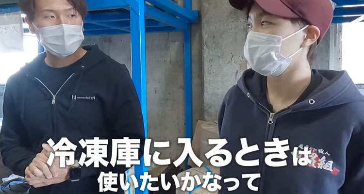 冷凍庫に入るときはヒーターベストがほしいかも、と話すスタッフミギーさん