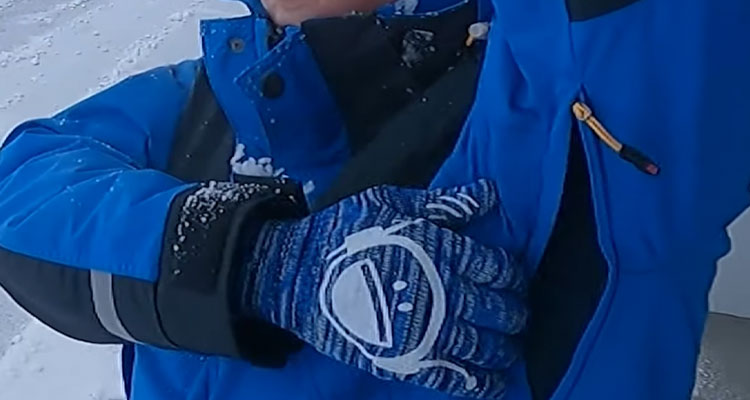 バートルの防水防寒着のベンチレーションを開放