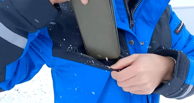 胸ポケットにスマートフォンを入れても濡れない防水性