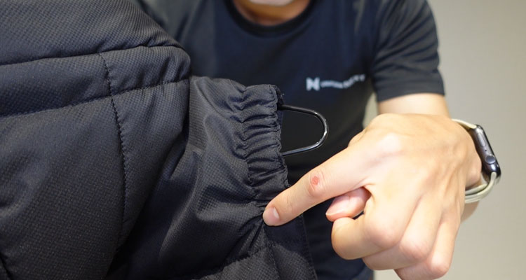 ベストの肩部分は一部だけゴムを採用