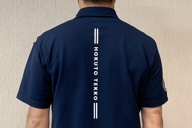 ポロシャツ背面の社名プリントの画像