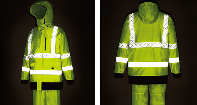 再帰反射テープを採用しているレインコート