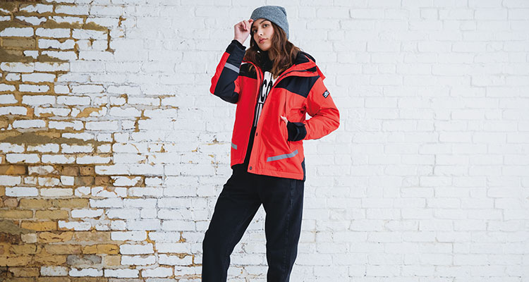 バートル防水防寒着 女性着用モデル