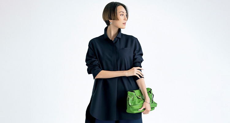 透けにくいネイビーのブラウス(73000)