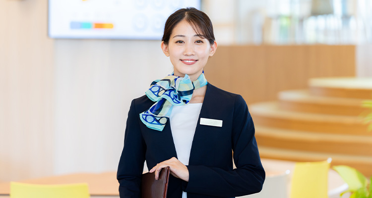 事務服を着た女性