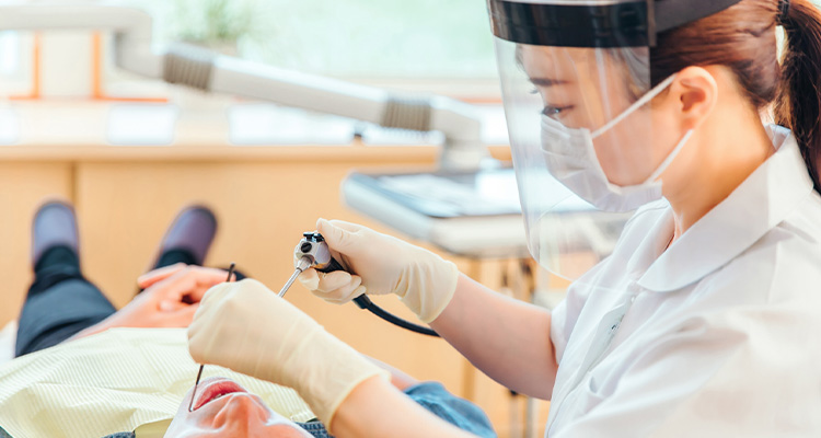 歯科衛生士の女性