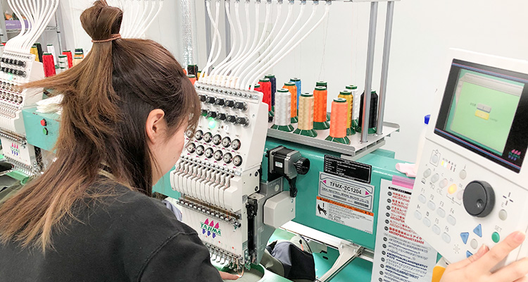 名入れ加工の様子