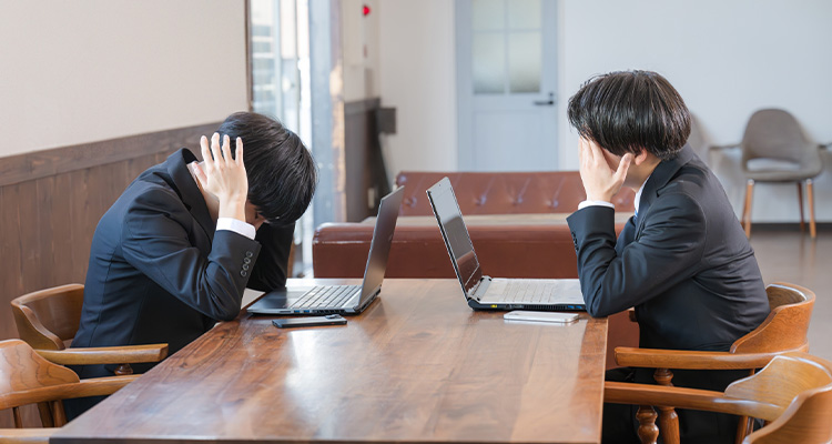 頭を抱える会社員のイメージ