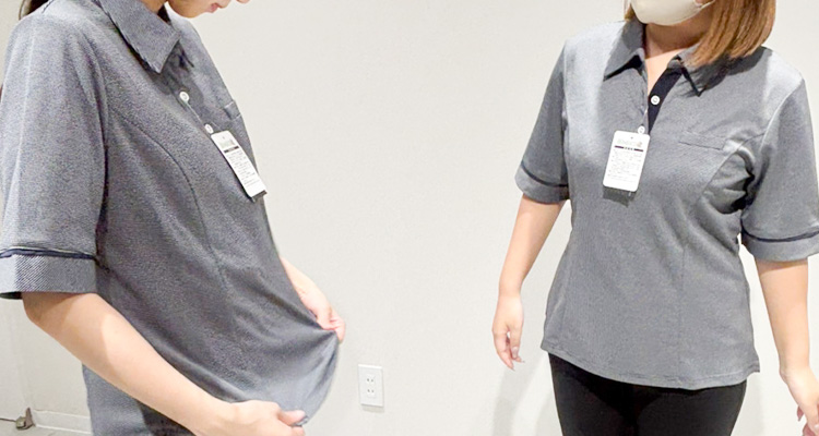 試着するスタッフ（AD8808）