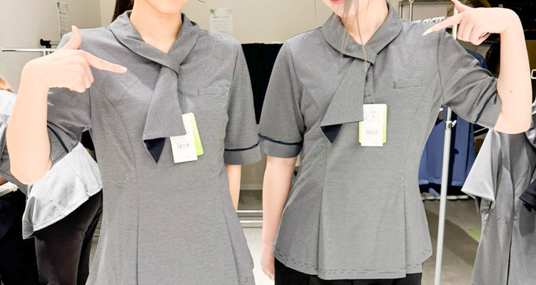 試着するスタッフ（AD8809）