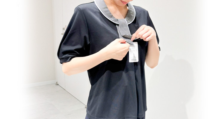 試着するスタッフ（ESP926）