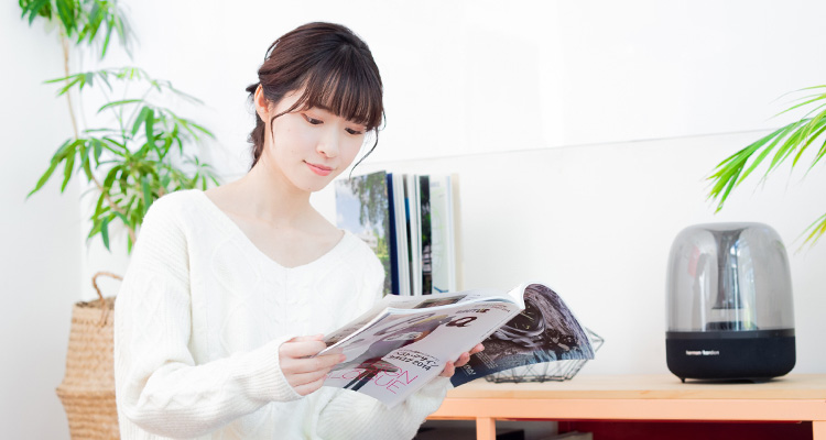 カタログを見る女性