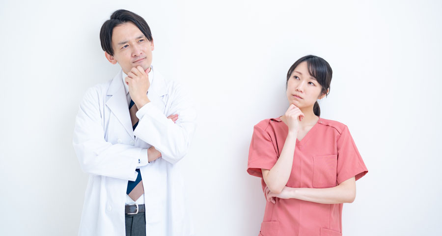 新規クリニック開院の手順に悩むドクターとナースのイメージ