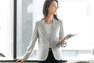 驚くほど風が通ってムレない、ニット事務服
