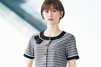 おもてなしシーンに最適、華やかな事務服