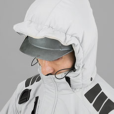 ヘルメット対応の大型フードは、取り外し可能