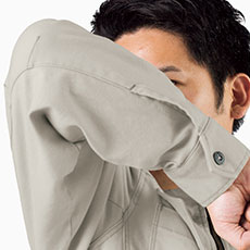 ストレッチ素材と立体的なひじの設計で動きやすい。