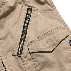 胸部分にファスナーポケット付き