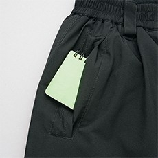 右ポケットフラップ付き