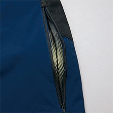 フルハーネス装着時も温度調節が出来るメッシュベンチレーション