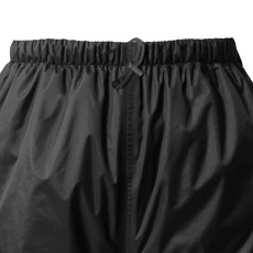 ズレ落ちを防止するウエスト紐装備。